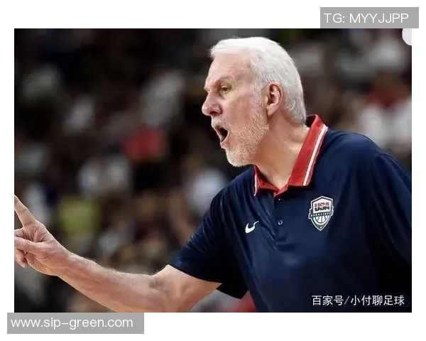 足球球星因失误无奈挠头反应引发网友热议瞬间成热搜话题